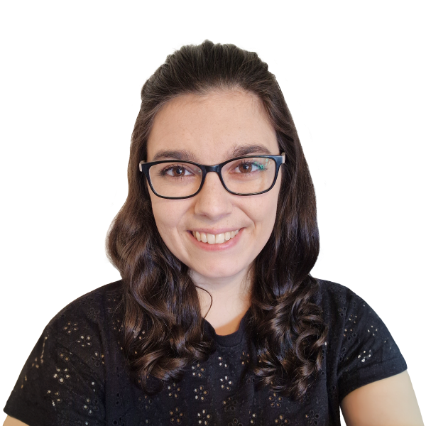 Fotografía de una mujer sonriente con gafas de montura negra y pelo castaño.