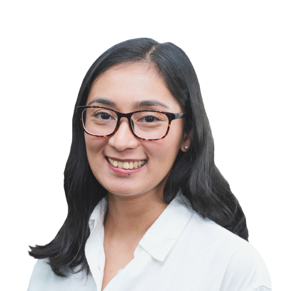 Portrait d'une femme souriante avec des lunettes à monture noire et des cheveux bruns.